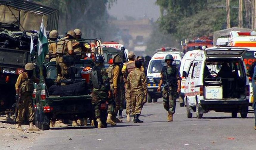 Pakistan'da 5 gümrük görevlisi silahlı saldırıda öldürüldü