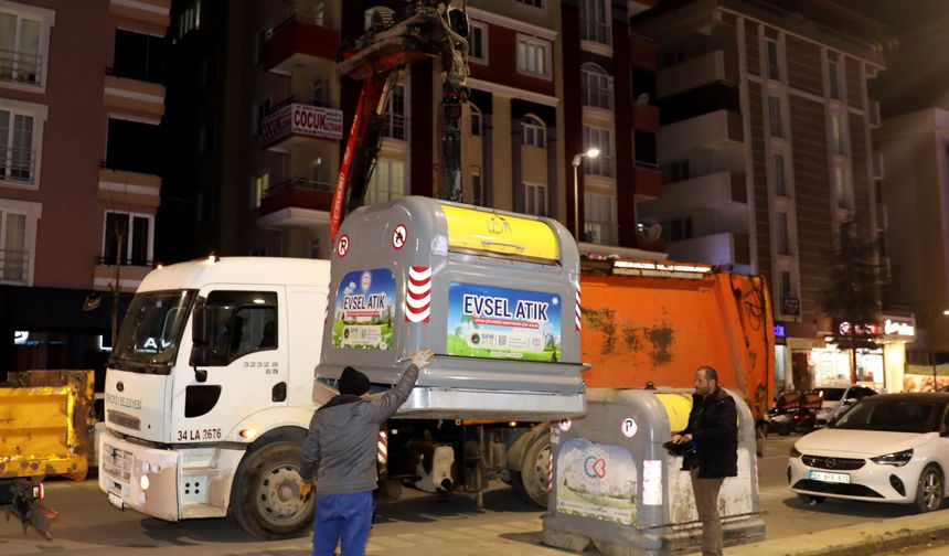 Çerkezköy’de Atatürk ve Öztrak caddelerinde çöp konteynerleri yenileniyor