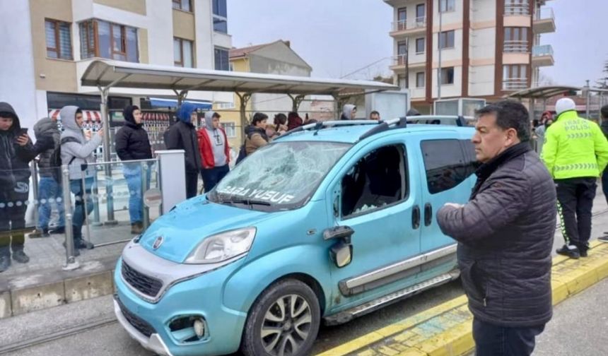 Eskişehir'de hafif ticari aracın çarptığı lise öğrencisi öldü