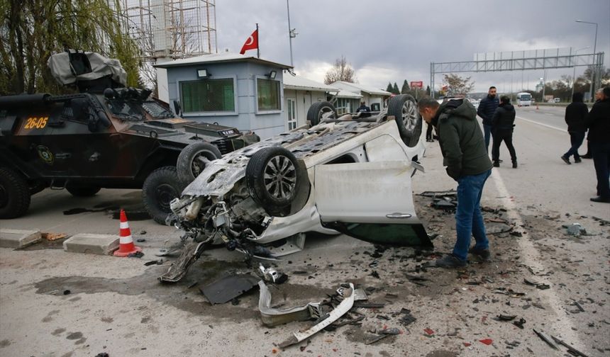 Eskişehir'de uygulama noktasındaki kazada 5'i polis 6 kişi yaralandı