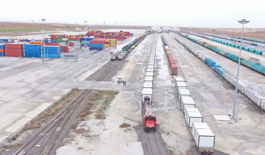Konya'dan trenle 64 konteyner deprem bölgesine gönderildi