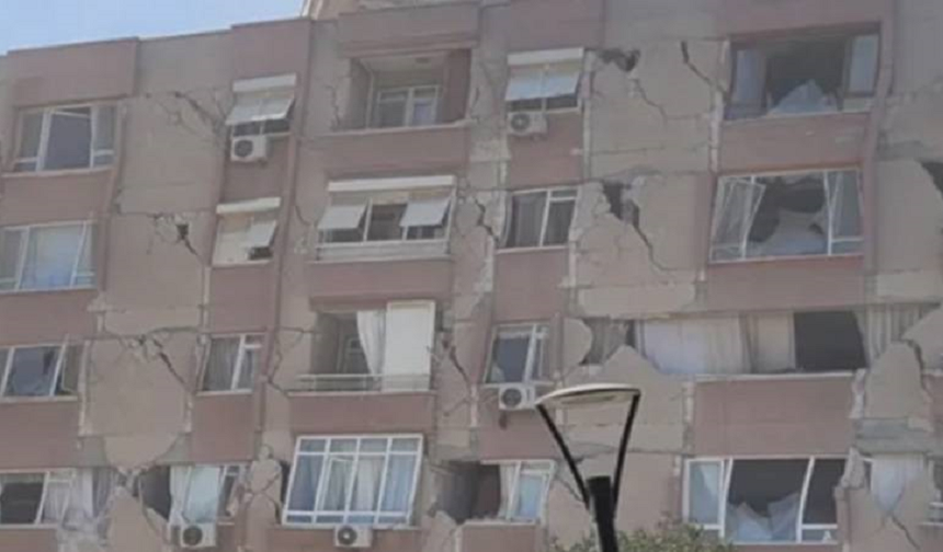 Antakya’da içinde kedilerin bulunduğu binanın yıkımı durduruldu