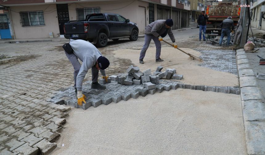 Turgutlu Belediyesi, yoğun kullanım nedeniyle bozulan yolları onarıyor