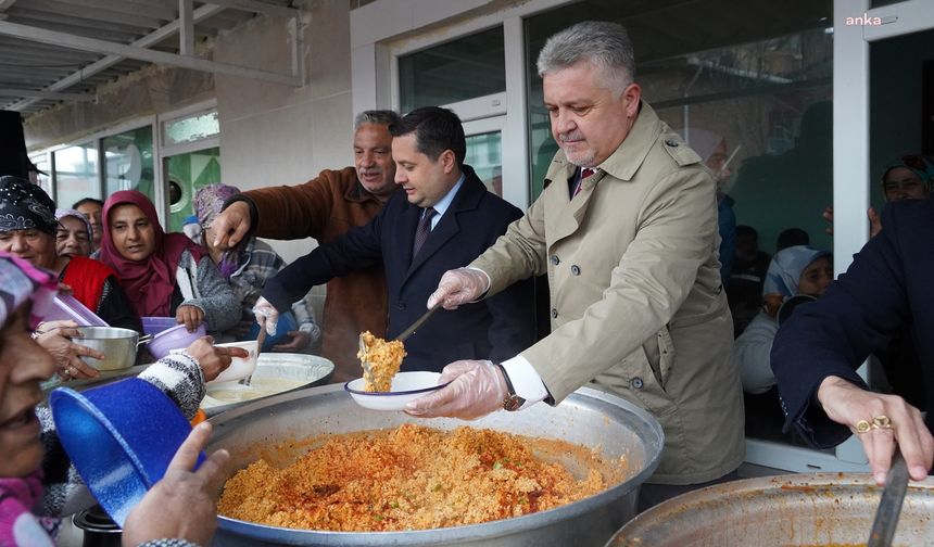 Lüleburgaz Belediye Başkanı Gerenli, roman vatandaşlara yemek dağıttı