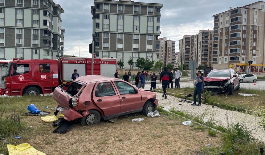 Bayburt'ta cip ile otomobilin çarpıştığı kazada 2 kişi yaralandı