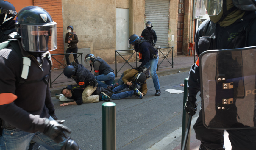 Fransa'daki eylemlerde gazetecilere yönelik saldırıya kınama