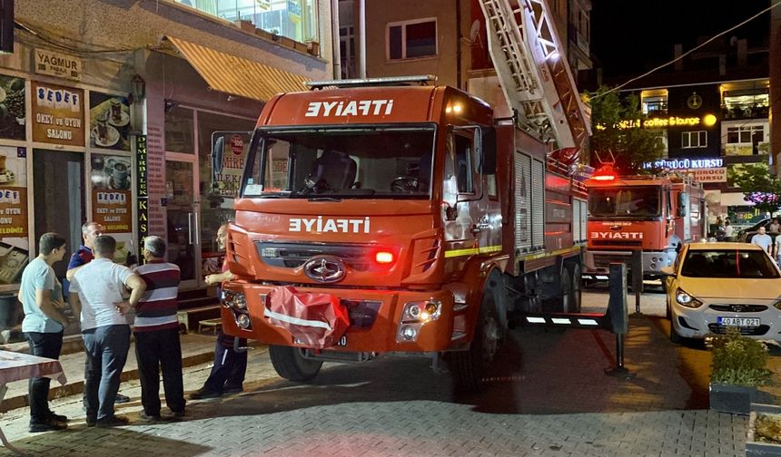 Kırşehir'de apartman ve iş hanının çatısında çıkan yangın söndürüldü