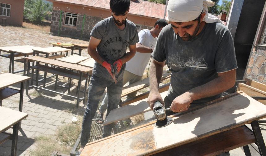 Muş'ta öğretmenler, okulda yıpranmış sıra ve masaları onardı