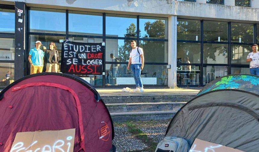 Fransa'da öğrenciler Meclis'in önüne çadır kurdu: Barınamıyoruz