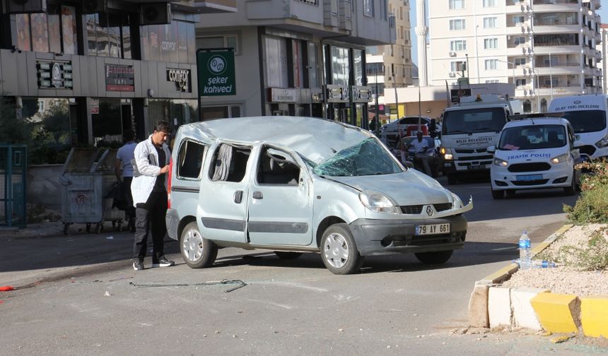 Kilis'te otomobille çarpışan hafif ticari araçtaki 2 kişi yaralandı