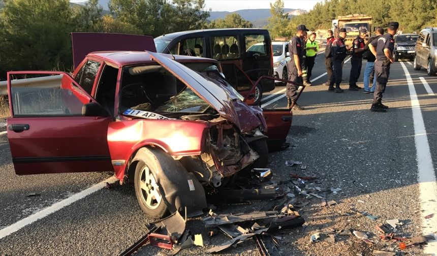 Bilecik'te kamyon ile otomobilin çarpıştığı kazada yaralanan 3 kişiden 1'i öldü