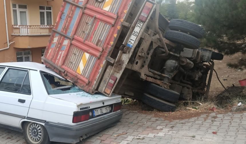 Kırıkkale'de kontrolden çıkan kamyon park halindeki 5 araca çarptı