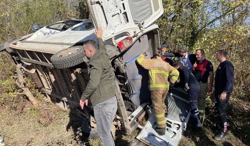 Bartın'da yolcu minibüsün devrilmesi sonucu 11 kişi yaralandı