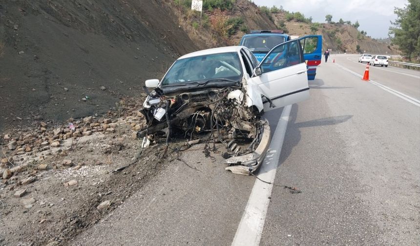 Burdur'da 3 otomobilin karıştığı kazada 5 kişi yaralandı