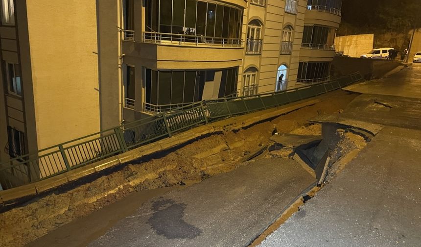 Bursa'da istinat duvarının yıkılmasıyla oluşan boşluğa düşen 4 araç zarar gördü