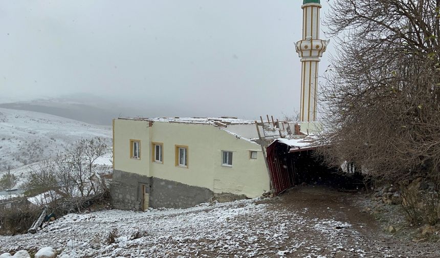 Çankırı'da şiddetli rüzgar cami çatısını uçurdu