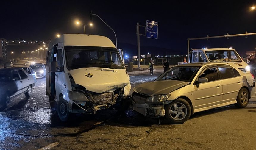 Elazığ'da minibüs ile otomobilin çarpıştığı kazada 5 kişi yaralandı