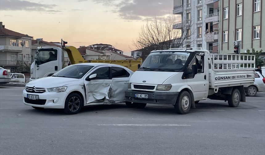 Elazığ'da otomobille kamyonetin çarpışması sonucu 4 kişi yaralandı