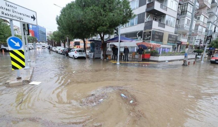 İzmir'de sağanak ve fırtına hayatı felç etti