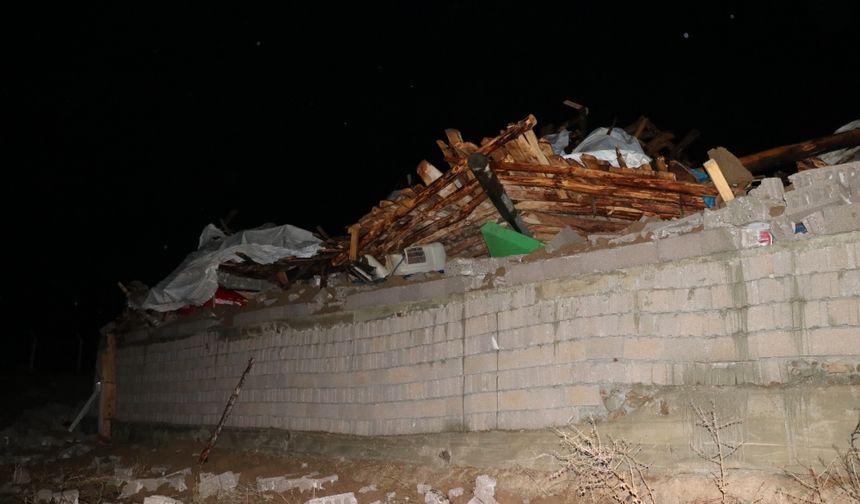 Yozgat'ta şiddetli rüzgar nedeniyle mandırada hasar