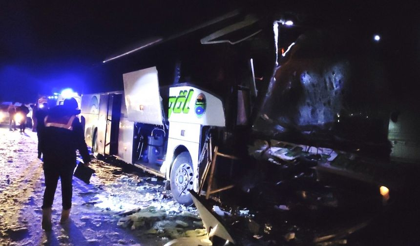 Bingöl'de yolcu otobüsü ile tır çarpıştı: 8 yaralı