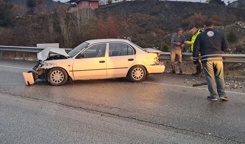 Burdur'da otomobil bariyere çarptı: 3 yaralı
