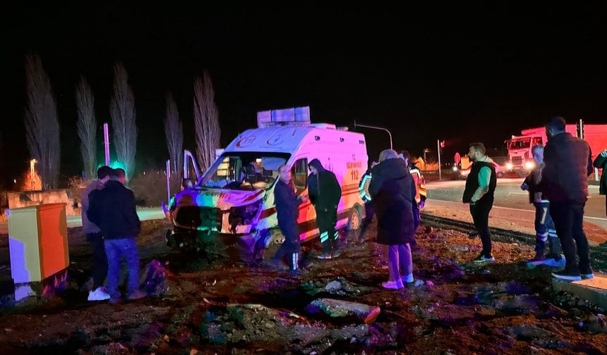 Kahramanmaraş'ta çarpışan ambulans ile otomobildeki 9 kişi yaralandı