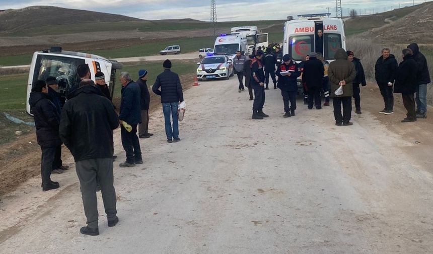 Eskişehir'de kamyonla yolcu midibüsü çarpıştı, 11 kişi yaralandı