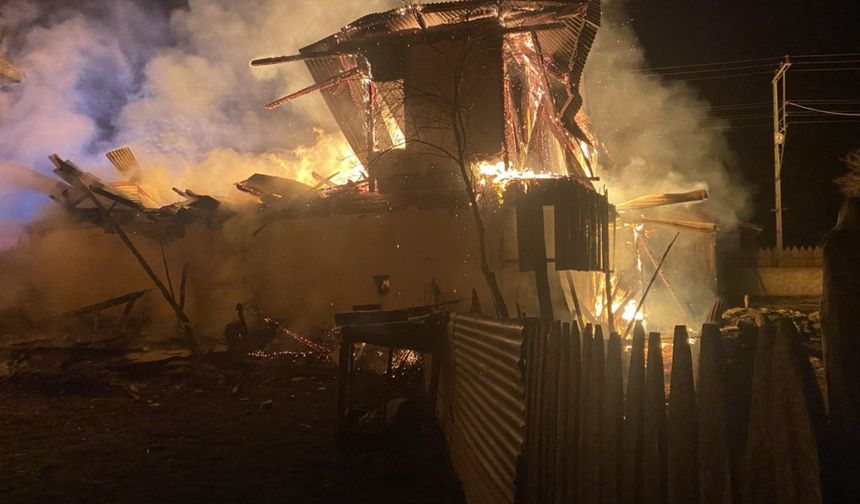 Karabük'te 2 katlı ahşap evde yangın çıktı