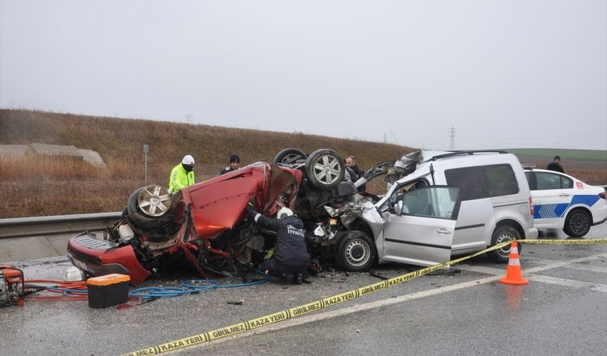 Kırklareli'nde hafif ticari araçla otomobil çarpıştı: 2 ölü, 1 yaralı