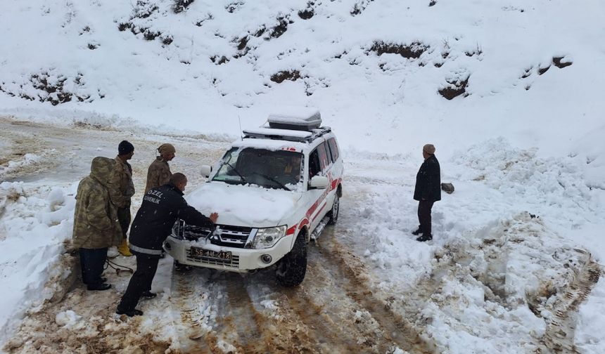 Siirt'te kar nedeniyle köyde mahsur kalan hasta hastaneye ulaştırıldı