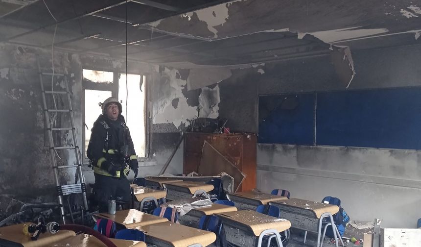 Alanya'da okulda çıkan yangında 3 sınıf zarar gördü