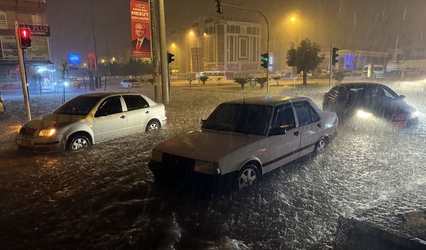 Antalya'daki şiddetli yağış etkili oluyor