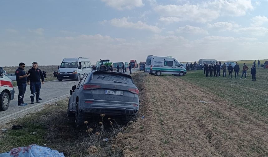 Konya'da traktör ile otomobil çarpıştı: 2 ölü, 3 yaralı