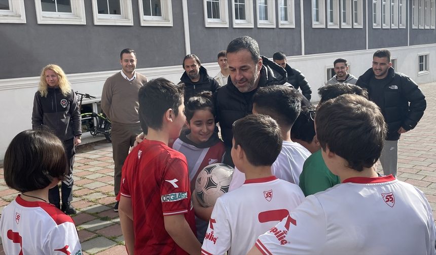 Boluspor Teknik Direktörü Koşukavak ve 3 futbolcu öğrencilerle buluştu