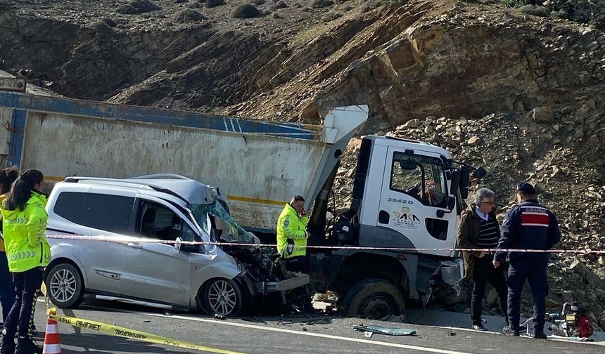 Çanakkale'de kamyon ile hafif ticari araç çarpıştı: 1 ölü