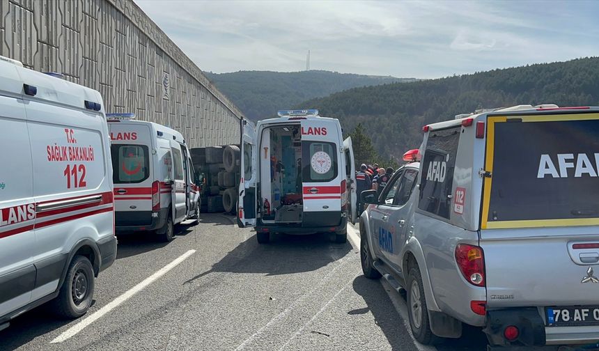Çankırı'da tır otomobilin üzerine devrildi, 4 kişi öldü, 2'si polis 3 kişi yaralandı