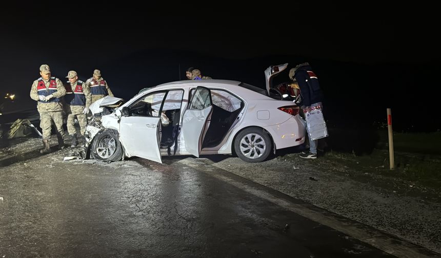Gaziantep'te iki otomobil çarpıştı: 2 ölü, 5 yaralı