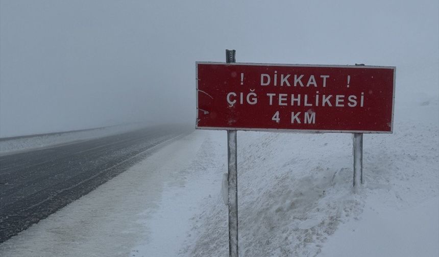 Çığ nedeniyle kapanan Ardahan-Artvin kara yolu ulaşıma açıldı