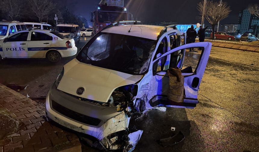 Kayseri'de iki araç çarpıştı, 5 kişi yaralandı