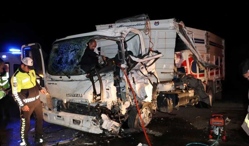 Kilis'te tırla kamyonet çarpıştı, 3 kişi yaralandı