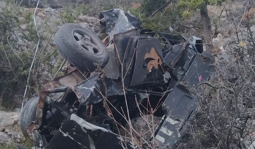 Mersin'de otomobil şarampole devrildi, sürücüsü öldü