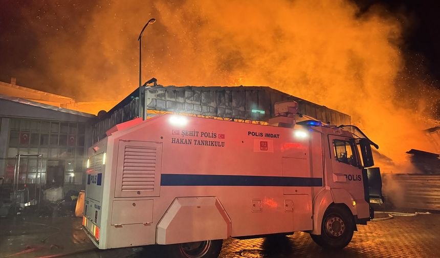 Sinop'ta sanayi sitesindeki iş yeri ve depoda çıkan yangın söndürüldü