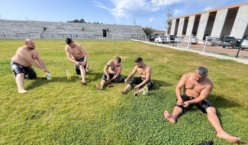 Antalya'daki başpehlivanlar, yağlı güreş sezonu öncesi antrenmanları sıklaştırdı