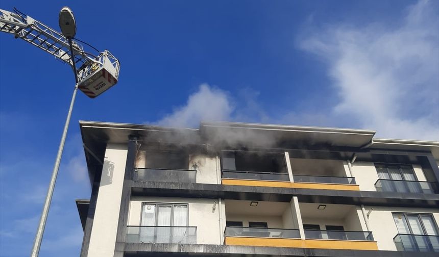 Düzce'de apartmanda yangın: 3 kişi dumandan etkilendi