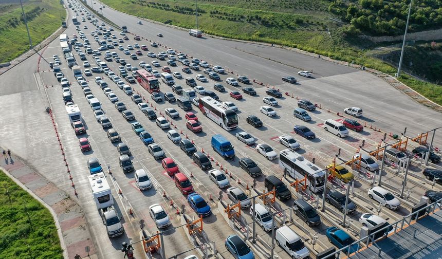 İstanbul-İzmir Otoyolu'nda trafik yoğunluğu devam ediyor