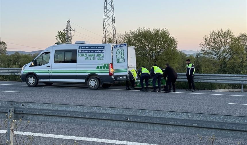 Kuzey Marmara Otoyolu'nda kamyonet  otomobile çarptı: 2 ölü, 4 yaralı