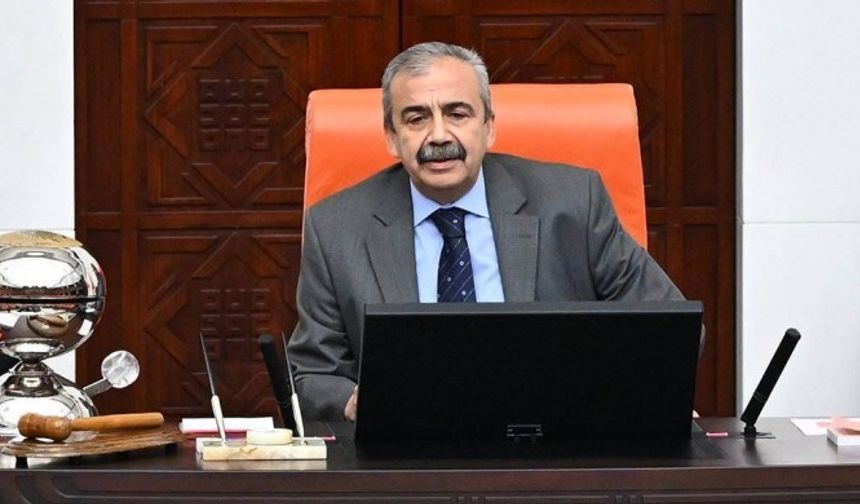 Sırrı Süreyya Önder Meclis oturumunda rahatsızlandı