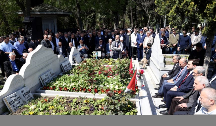 Saadet Partisi, eski başbakanlardan Erbakan'ın mezarı başında bayramlaştı