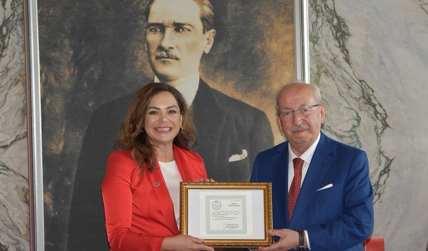 Tekirdağ Büyükşehir Belediyesi’nin ilk kadın başkanı Candan Yüceer, göreve başladı